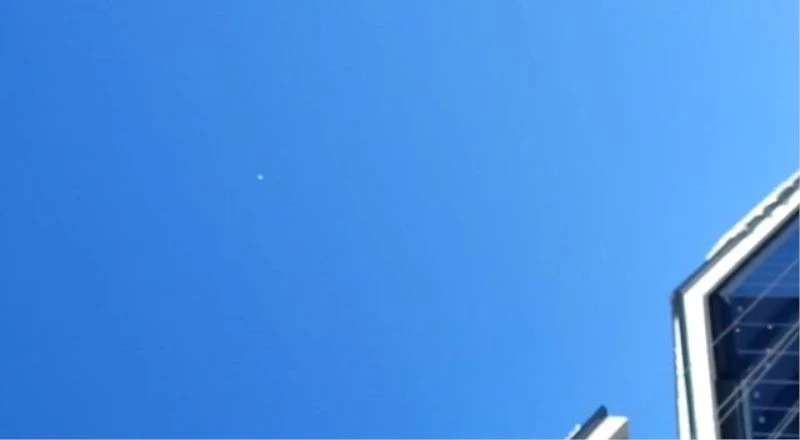 Kızıyla oynarken gökyüzünde bilinmeyen cisimle karşılaştı
