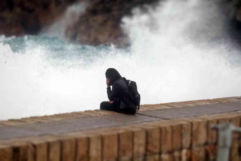 Dev dalgalar 15 metre yüksekliğindeki falezleri aştı
