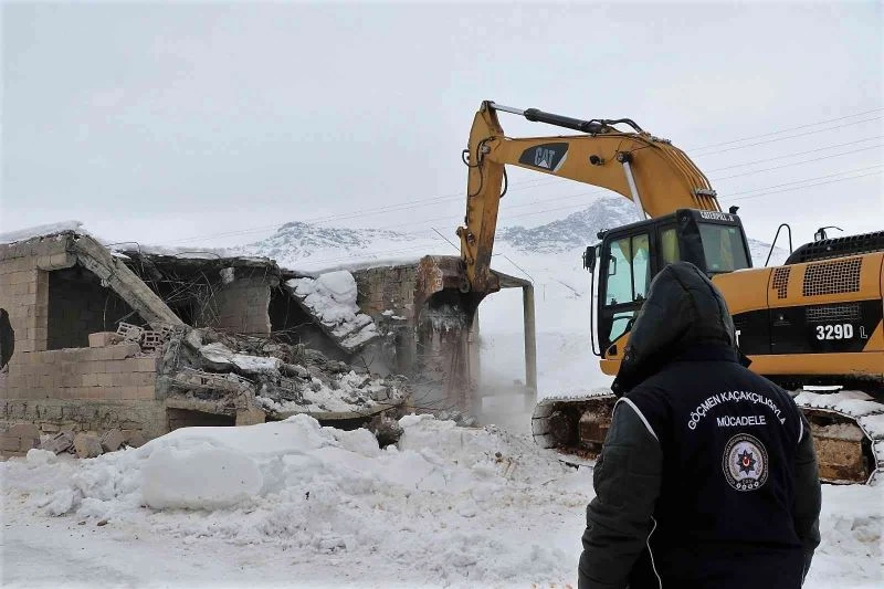 Van’da göçmenlerin barındığı şok evler yıktırıldı
