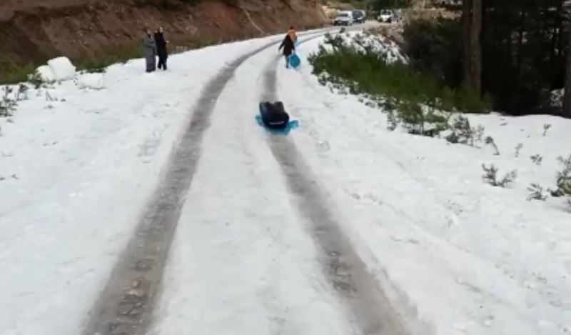 Araçlar yaylaya çıkamayınca çocuklar buzlanan yolda kayarak eğlendi

