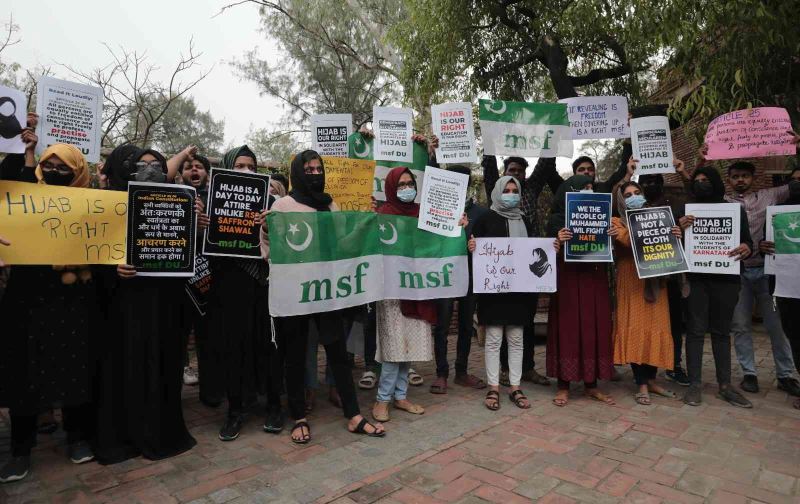 Hindistan’da derslere alınmayan başörtülü öğrenciler gösteri düzenledi
