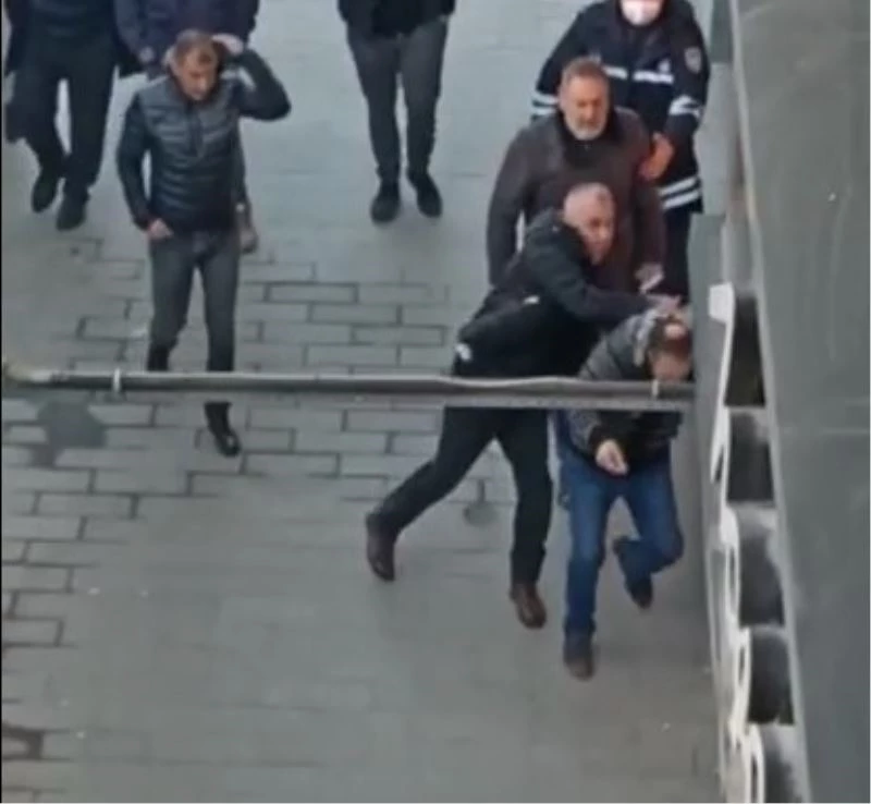 Yanlış anlaşılınca cadde ortasında tekme tokat darp edildi
