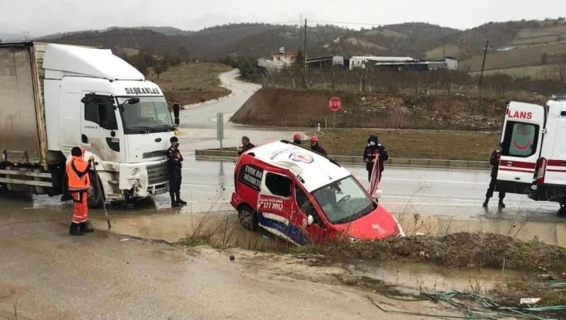 Hafif ticari araç tıra arkada çarptı: 4 yaralı
