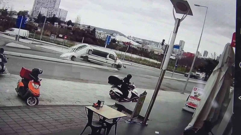 Kartal’da okul servisiyle çarpışan otomobil savrulup yan yattı
