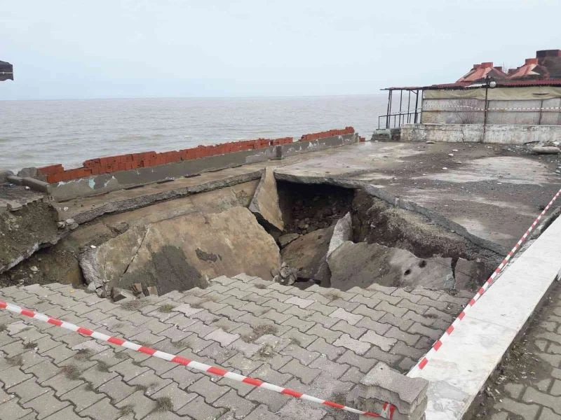 Dev dalgalara dayanamayan kaldırım çöktü
