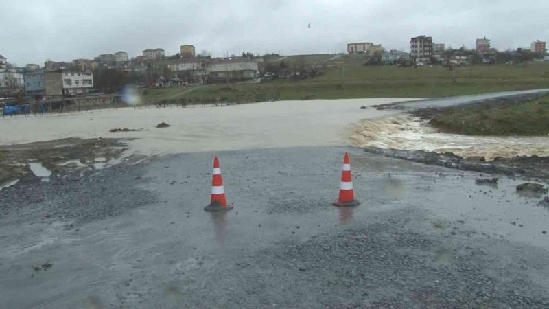 Arnavutköy’de dere taştı, yol kullanılamaz hale geldi ahırları su bastı
