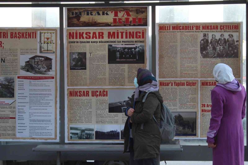 Durakta dolmuş beklerken ilçenin tarihini okuyorlar
