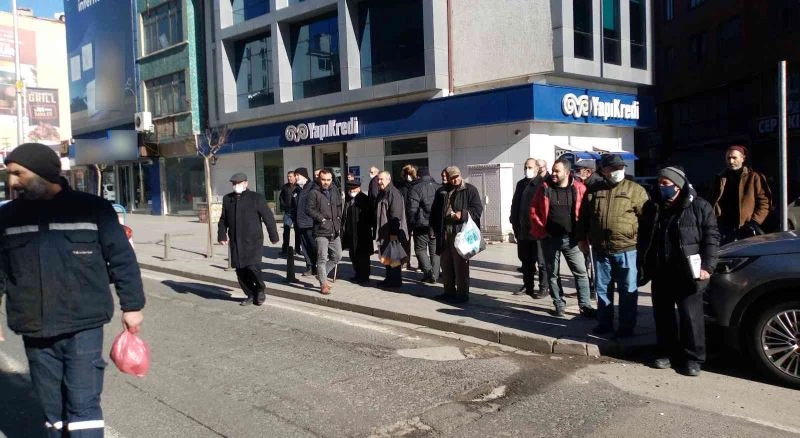 Aracın aynasının çarptığı yaşlı adam yaralandı
