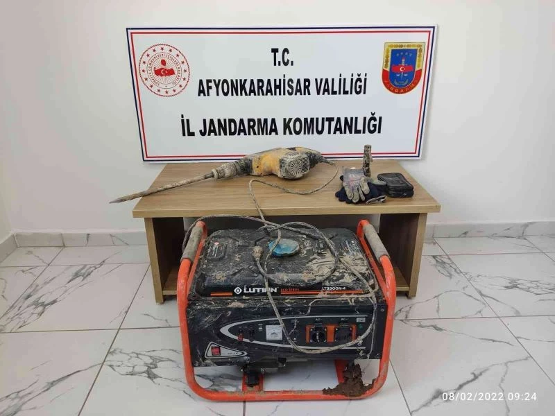 Kaçmaya çalışan define avcılarını jandarma yakaladı
