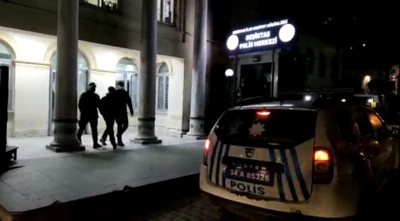 İstanbul’da bıçaklı gasp dehşeti kamerada: Darp edildi, bıçaklandı, gaspçının bacağına sarıldı
