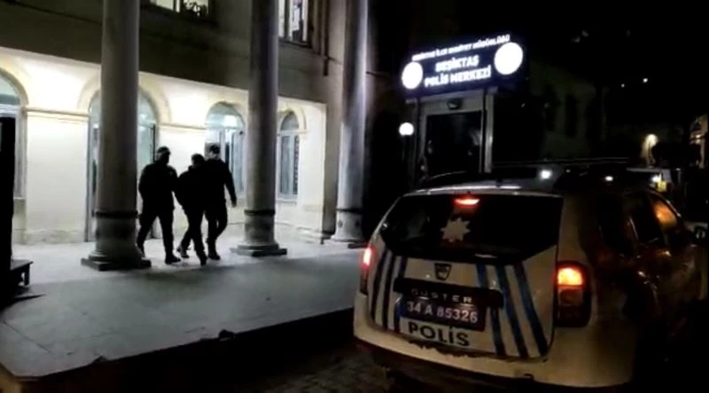 İstanbul’da bıçaklı gasp dehşeti kamerada: Darp edildi, bıçaklandı, gaspçının bacağına sarıldı
