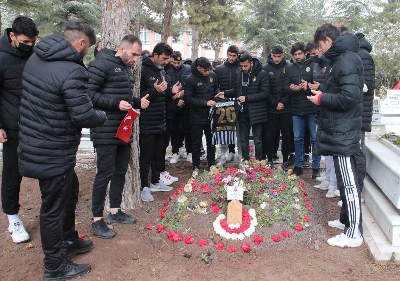 Eskişehirspor ekibi şehit kabirlerini ziyaret etti
