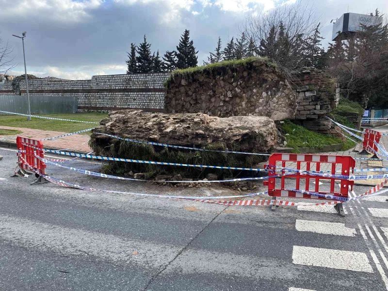 Fatih’te tarihi surların bir bölümü yola devrildi
