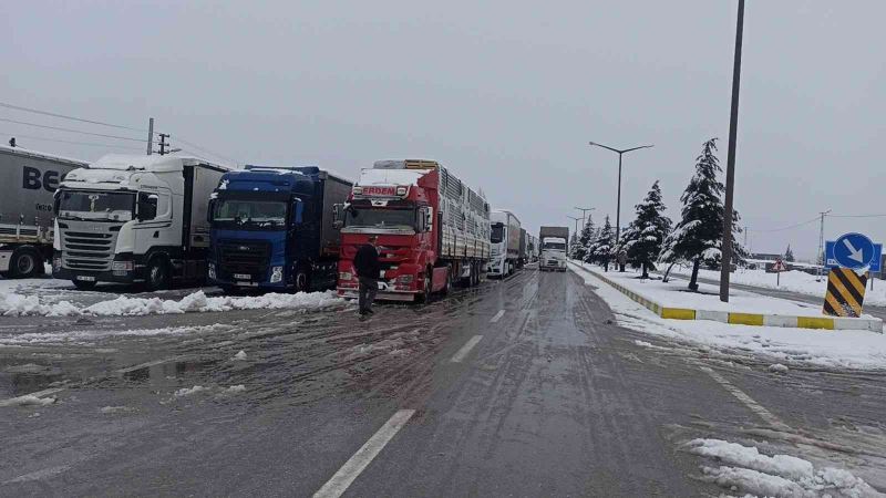 Konya Antalya yolunda kar yağışı trafikte aksamalara sebep oluyor
