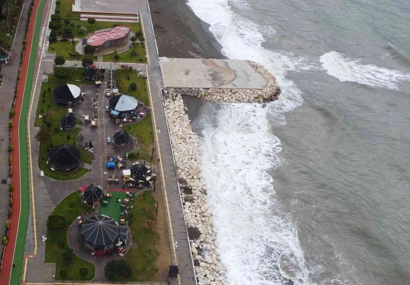 Doğu Akdeniz’de lodos, dalgalar kıyı şeridini kapladı tekneler açılamadı
