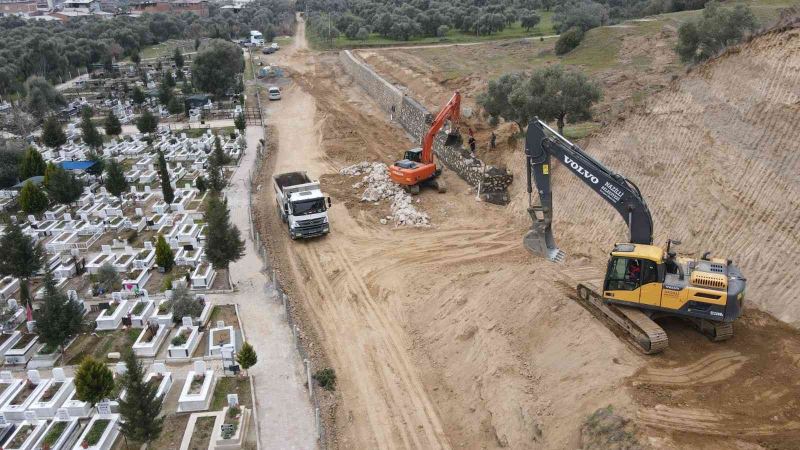 Başkan Özcan, Eğriboyun Mezarlığı’ndaki çalışmaları yerinde inceledi
