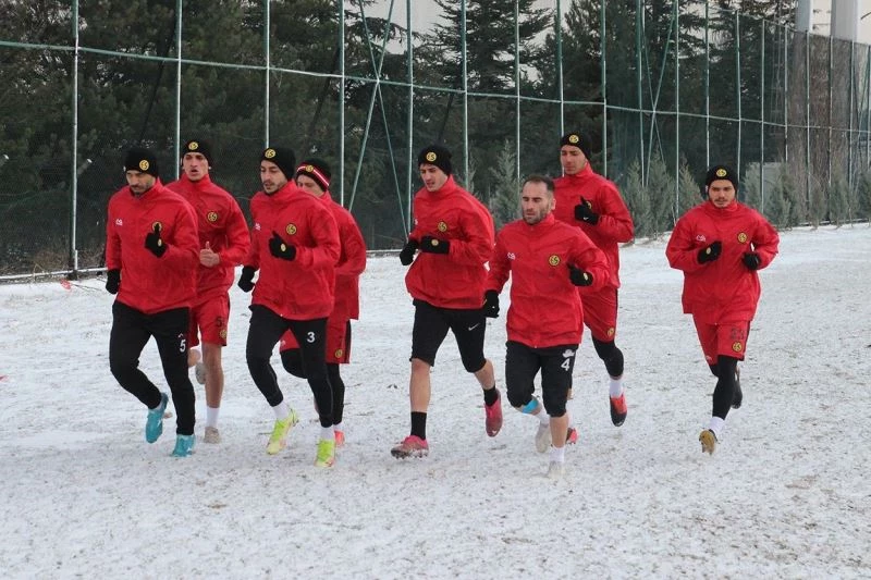 Eskişehirspor iki günlük iznin ardından antrenmanlara başladı
