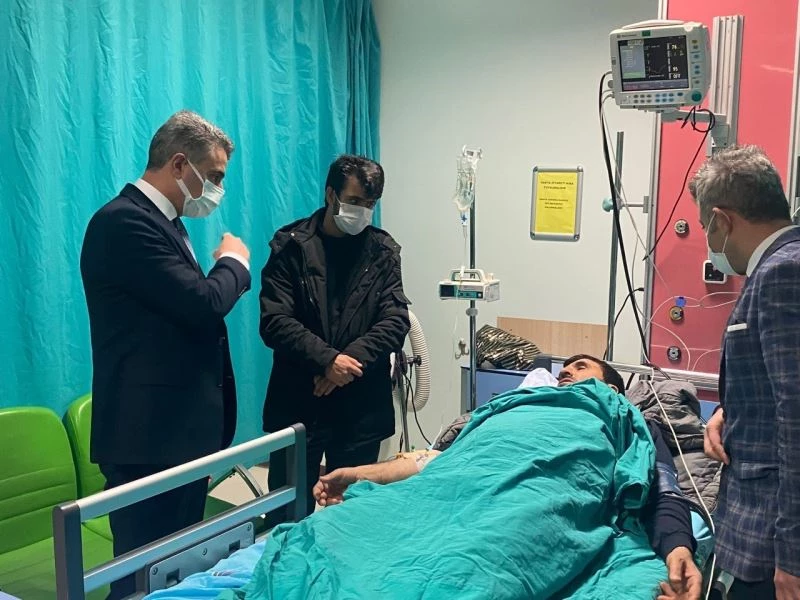 Vali Baruş, kazada yaralananları ziyaret etti
