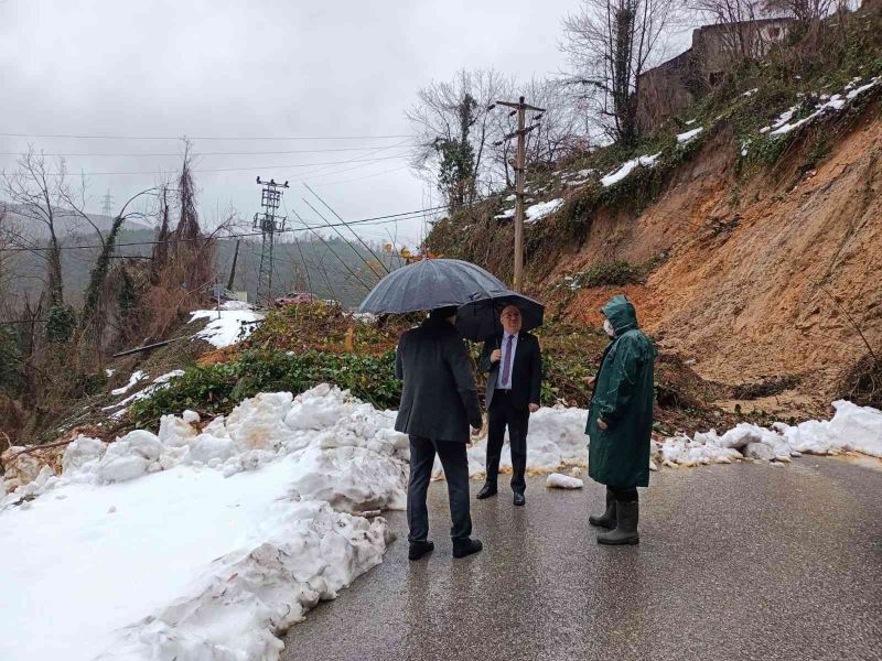 Vali Tutulmaz heyelanın yaşandığı yolu inceledi
