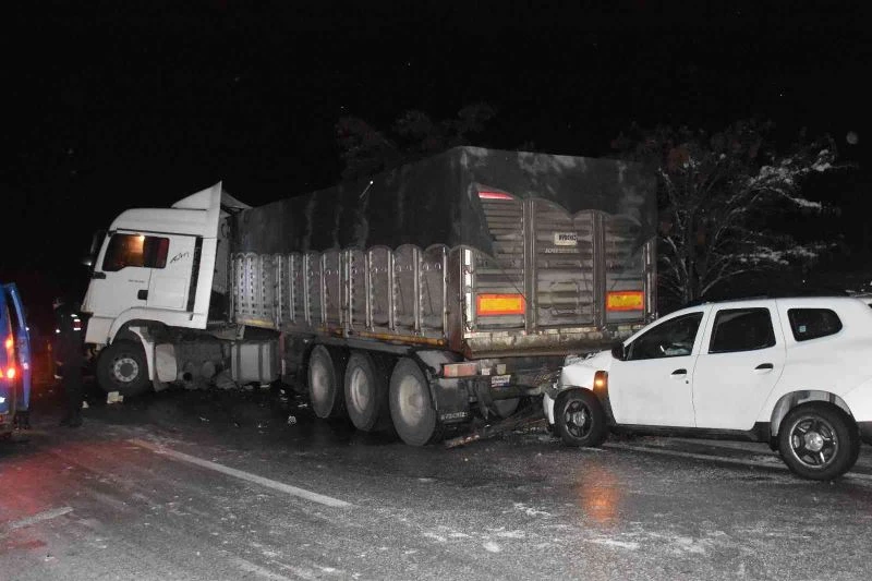 Afyonkarahisar-Konya karayolunda buzlanma ve kazalar nedeniyle 2 saattir ulaşım sağlanamıyor
