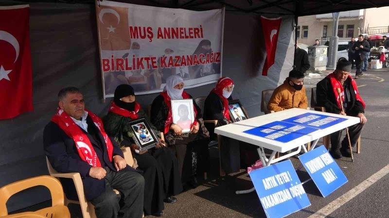 Muş’ta ailelerin evlat nöbeti dondurucu soğukta devam ediyor
