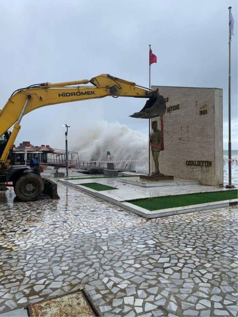 Fırtına nedeniyle tedbir amaçlı Atatürk Anıtı yerinden söküldü
