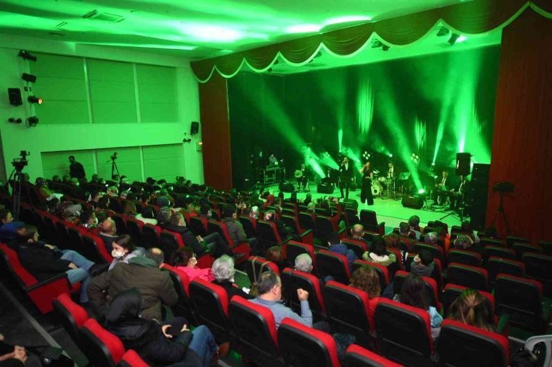 Şehr-i Dilara Müzik Topluluğu, söylediği şarkılarla kulakların pasını sildi
