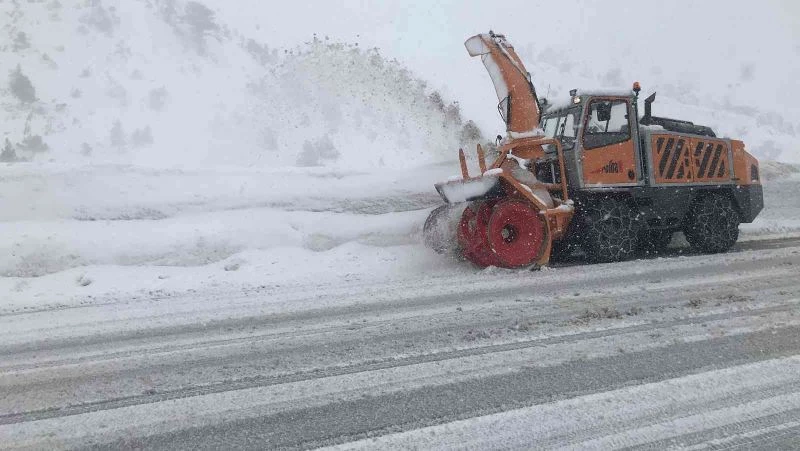 Antalya-Konya karayolunda kar kalınlığı 60 santime ulaştı

