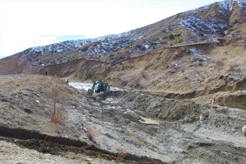 Göçmen kuşların uğrak noktası Karataş Gölü
