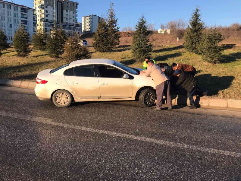 Edirne’de yollardaki buzlanma kazaları da beraberinde getirdi
