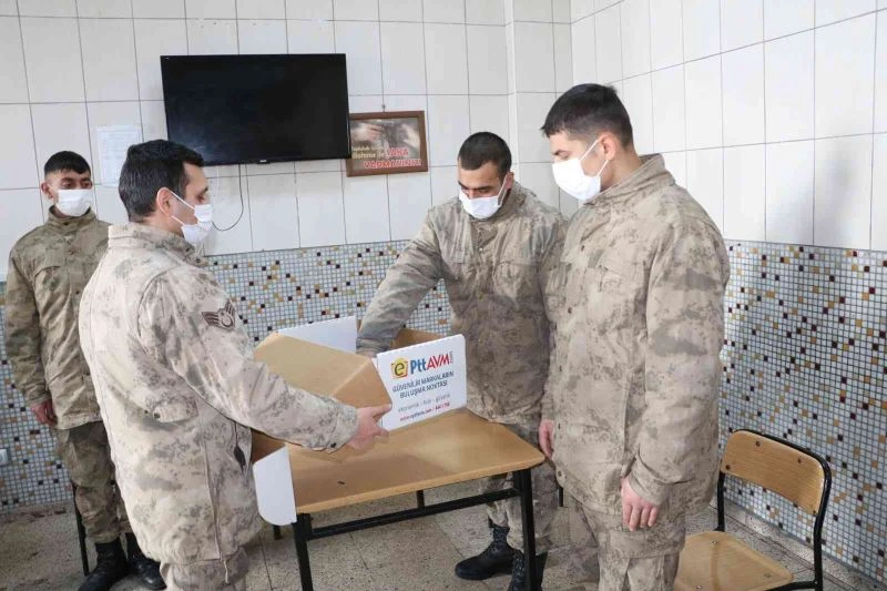 Emirzade ninenin ördüğü çoraplar Mehmetçiğe teslim edildi
