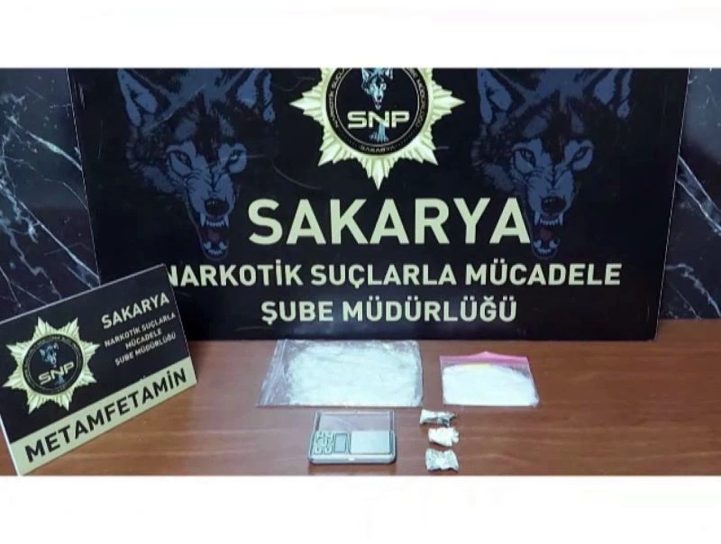 Yabancı uyruklu karı koca uyuşturucuyu otomobilin kaputuna saklamış
