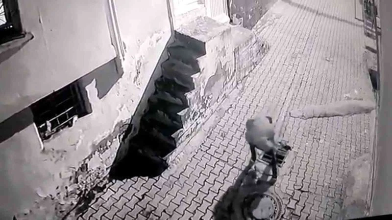 Yanından geçtiği mazgal demirini dönüp çaldı
