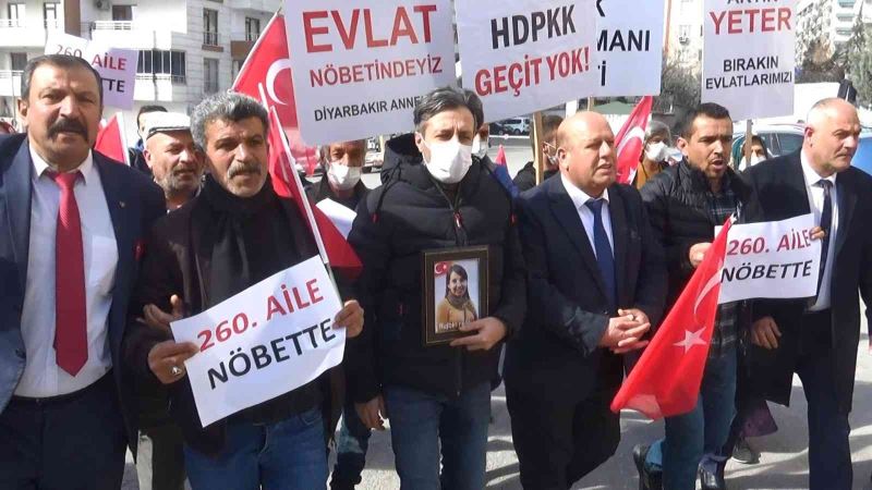 HDP önündeki ailelerin direnişine bir aile daha katıldı
