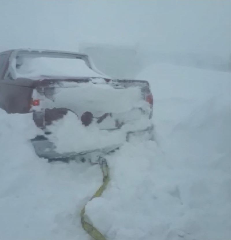 Uludağ’da karların altında kalan araçlar iş makinesiyle kurtarıldı
