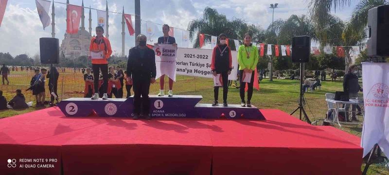 Atletler Okullar Arası Kros Şampiyonasında 3 kupa kazandı
