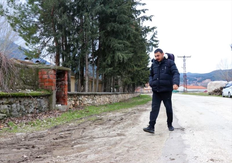 Yörük çalgısı kabak kemaneyi köyünün çocuklarına öğretiyor