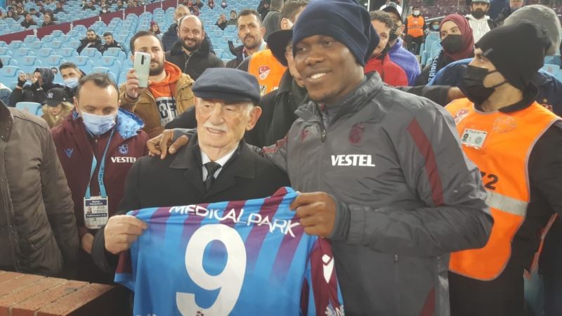83 yaşındaki Trabzonspor taraftarı Halit Aygün, Nwakaeme ile buluştu
