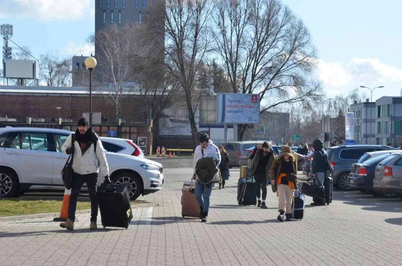 Türk vatandaşları 48 saatten fazla Ukrayna-Polonya sınırında mahsur kaldı
