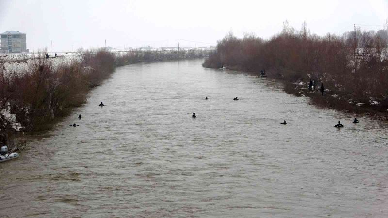 Karasu Nehri’nde kaybolan Yağmur için Murat Nehri’ne de ağ çekildi
