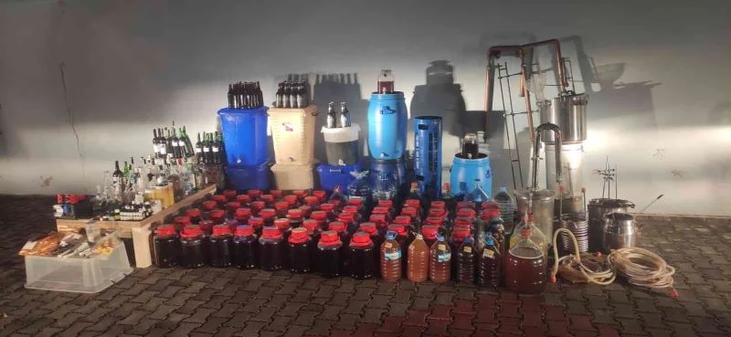 Sahte içki üretimine suçüstü: 853 litre el yapımı içki bulundu
