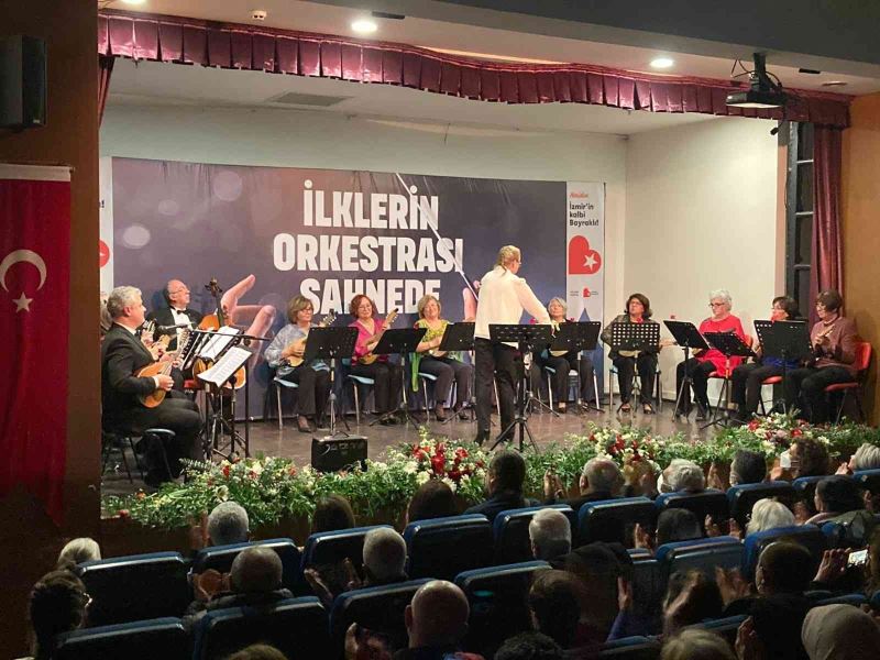 İzmir’de Bayraklı Belediyesi Mandolin Orkestrası ilk kez sahne aldı
