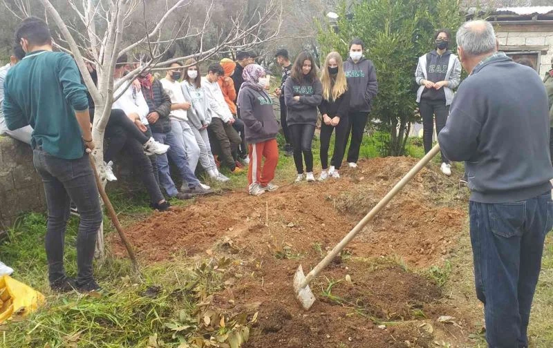 Öğrencilere kompost gübre yapımı eğitimi
