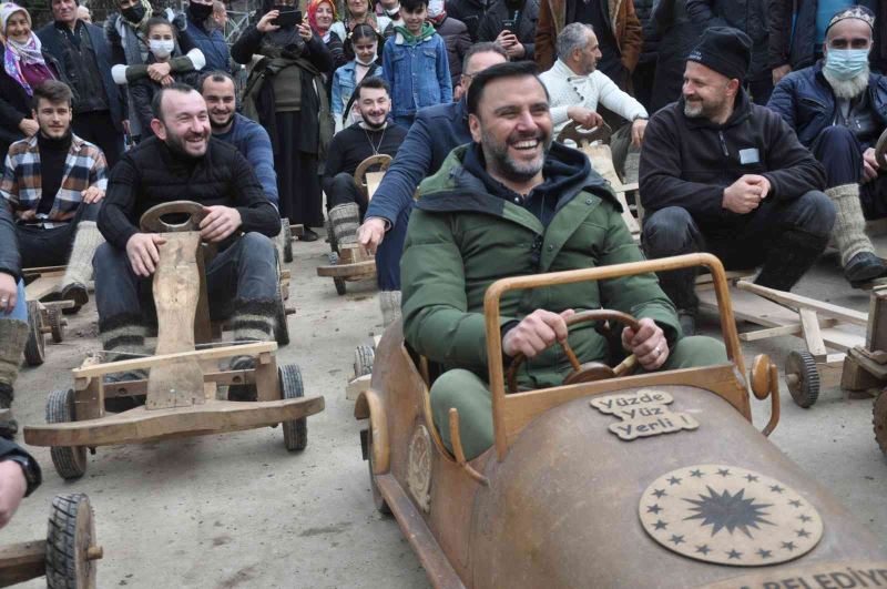 Sanatçı Alişan Rize’de tahta araba yarışına katıldı
