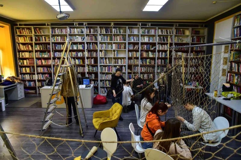 Ailesinden haber alamayan Anya, ülkesi için gece gündüz çalışıyor
