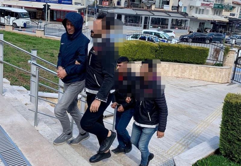 Kargo görevlisi kılığına giren polis, uyuşturucu tacirlerini kıskıvrak yakaladı
