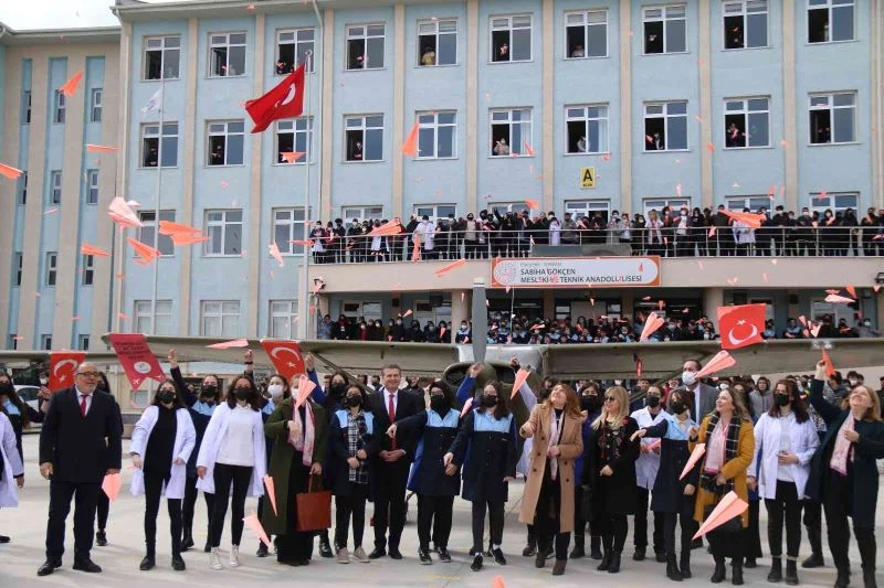 Dünya Havacı Kadınlar Haftası’nda gökyüzüne pembe kâğıttan uçaklar fırlatıldı
