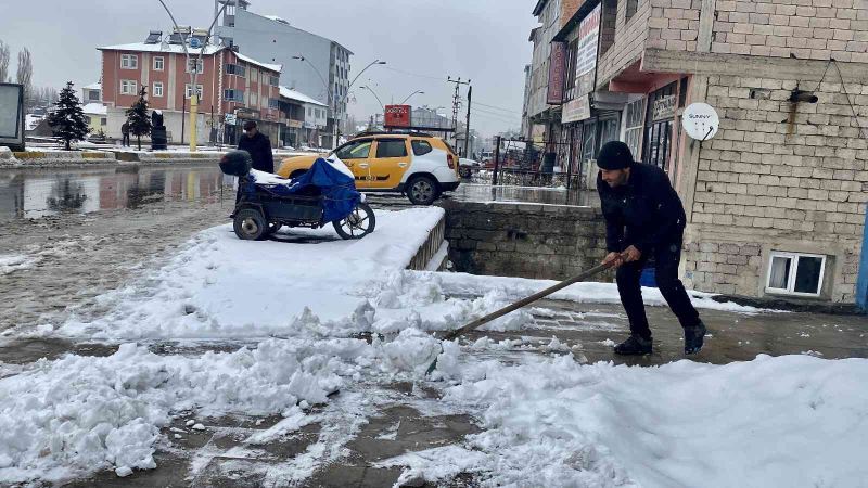 Ağrı’da Mart ayında kar esareti
