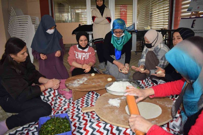 Üniversiteli kız öğrencilere Malatya yemeklerinin yapımı öğretiliyor
