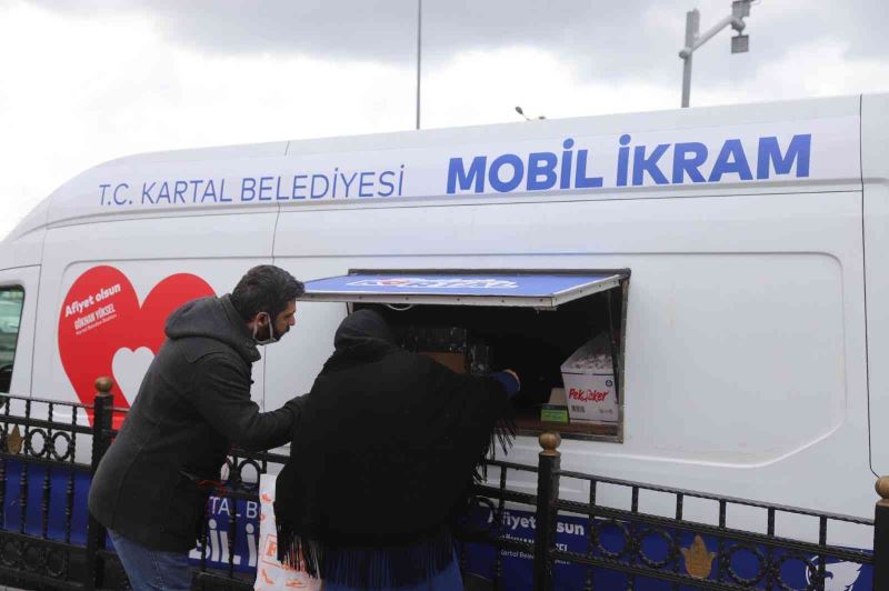 Kartallılara soğuk havada sıcak çorba ve çay ikramı
